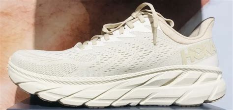 how to clean white hokas